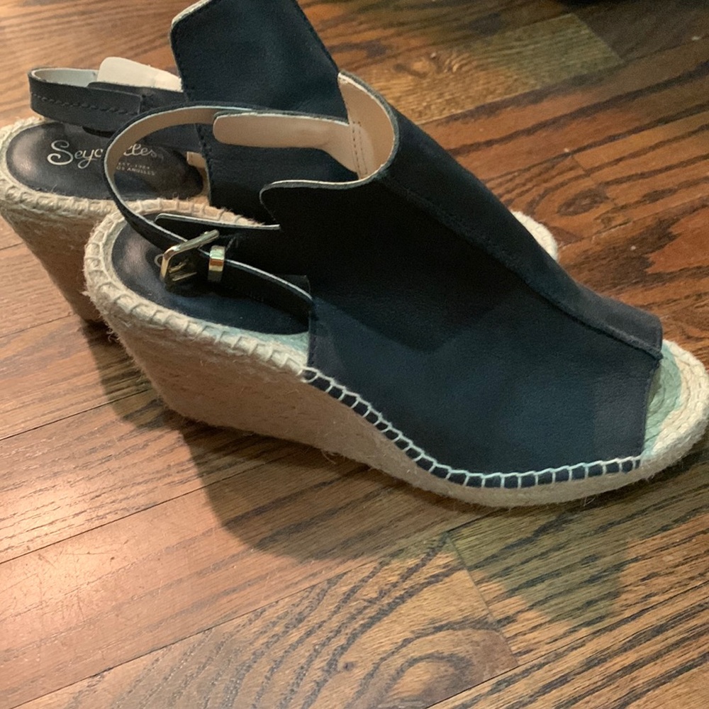 Black wedges